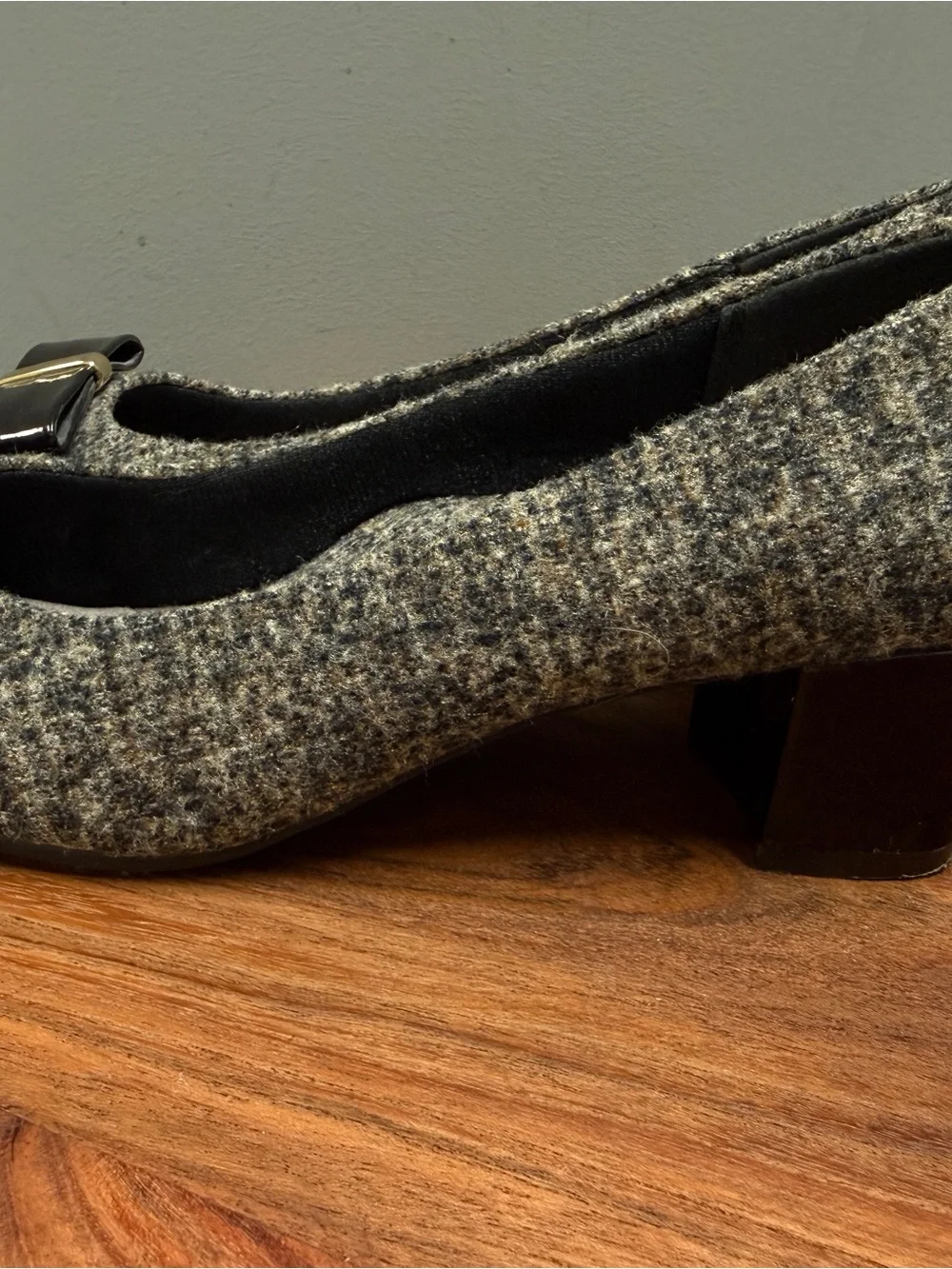 Soft Style Tweed Pumps w/ Patent Bow Accent | Size 7.5 Comfort
